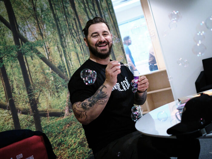 Soap bubbles at the office – candid from a client reportage